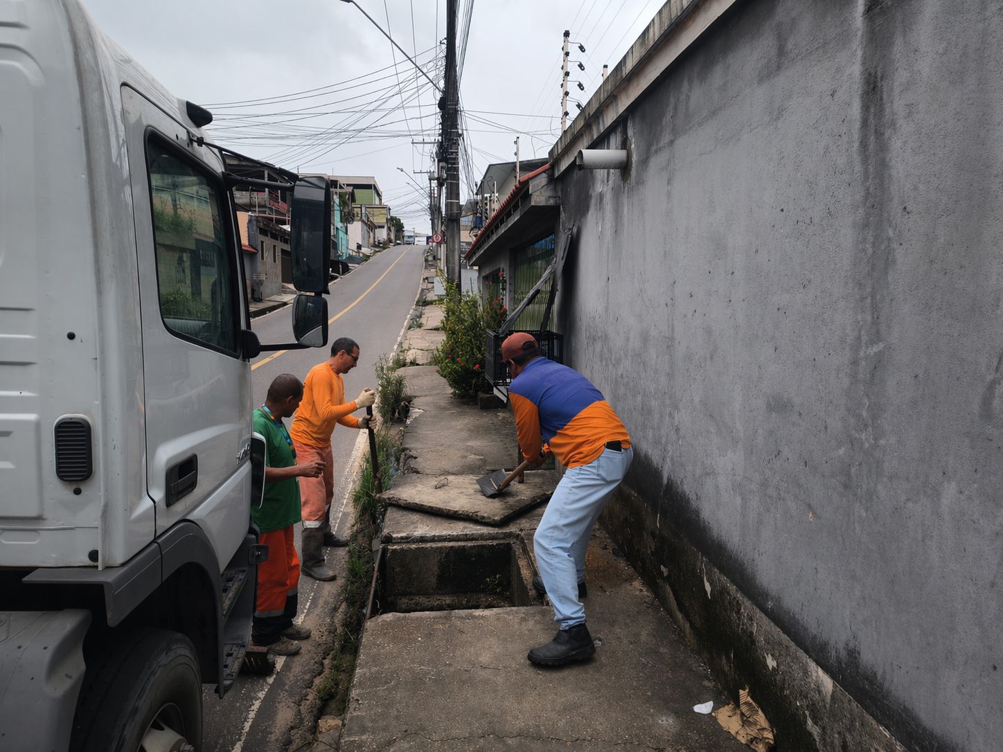 Prefeitura de Manaus intensifica manutenção de drenagem no bairro Flores e reforça prevenção a alagamentos durante feriado prolongado