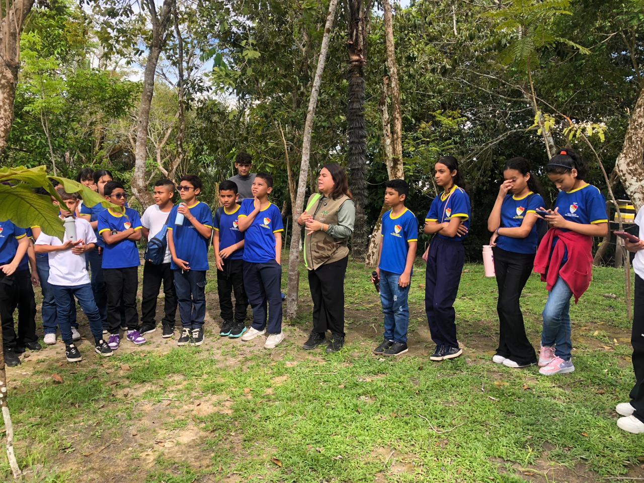 Estudantes participam de aula de educação ambiental