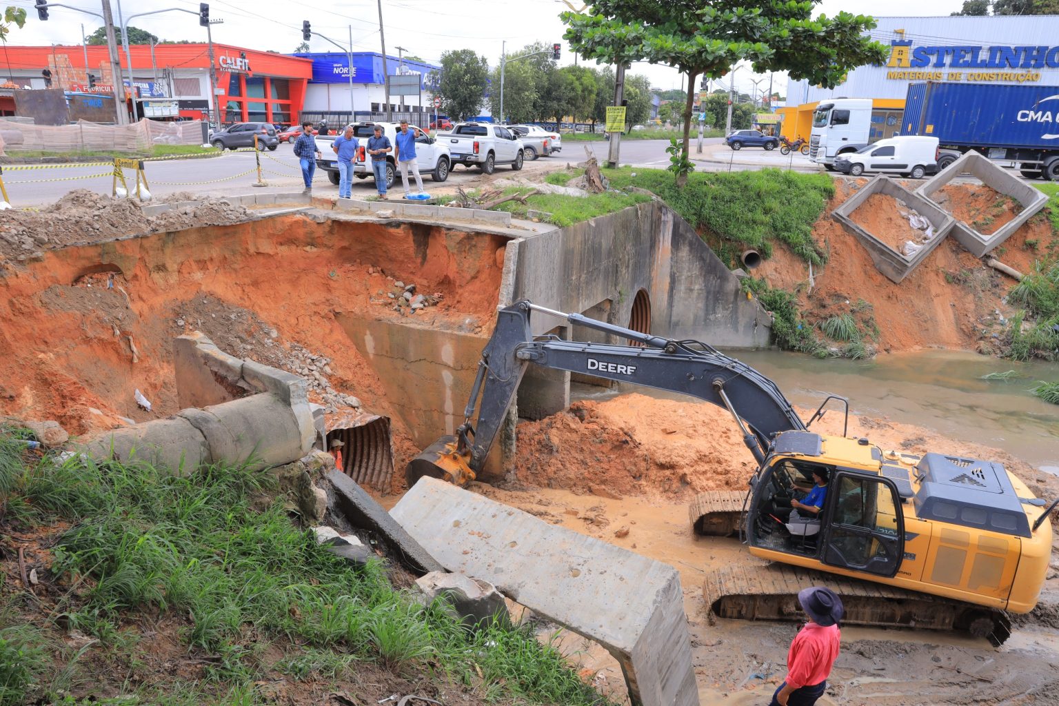 Prefeitura intensifica serviços no igarapé do Passarinho