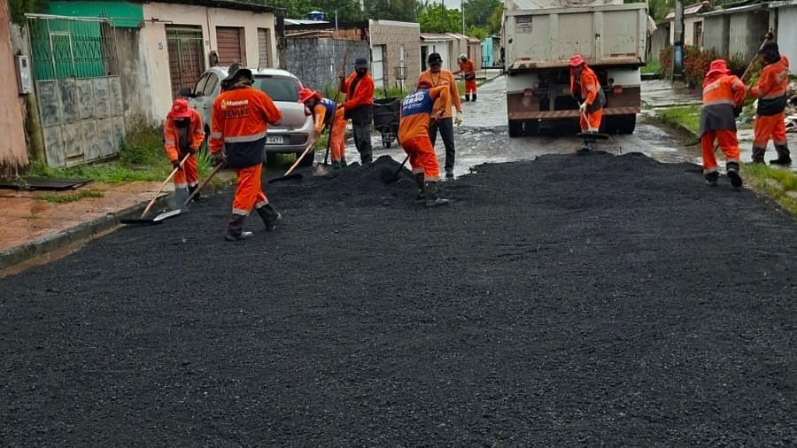 Serviços de manutenção asfáltica no bairro São José Operário