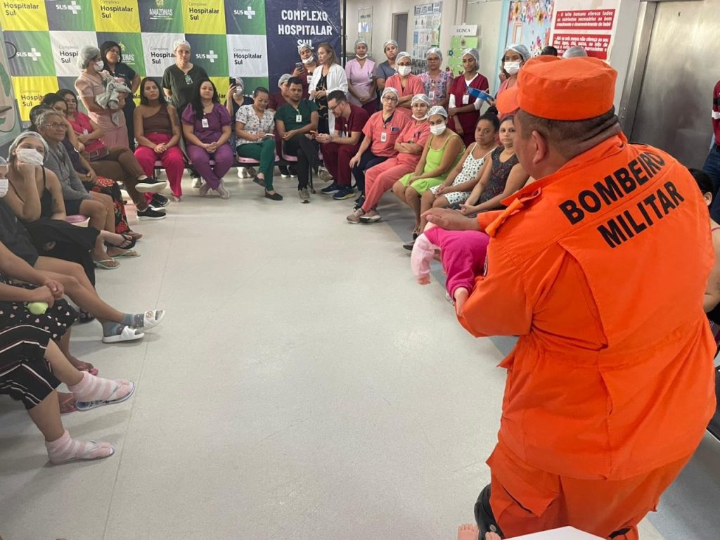 Mães de recém-nascidos do Dona Lindu recebem orientação de Bombeiros sobre manobras de desengasgo Mães de recém-nascidos do Dona Lindu recebem orientação de Bombeiros sobre manobras de desengasgo