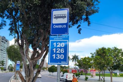 Reordenamento de placas de ônibus na Ponta Negra