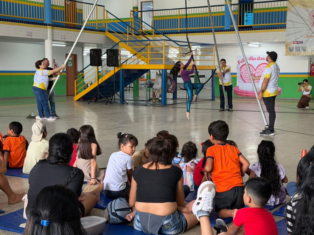 Escola recebe apresentação do Festival Feminino de Artes Circenses Escola recebe apresentação do Festival Feminino de Artes Circenses