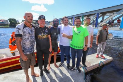 Prefeito Renato Junior recebe ‘Homem-Peixe’ no mirante