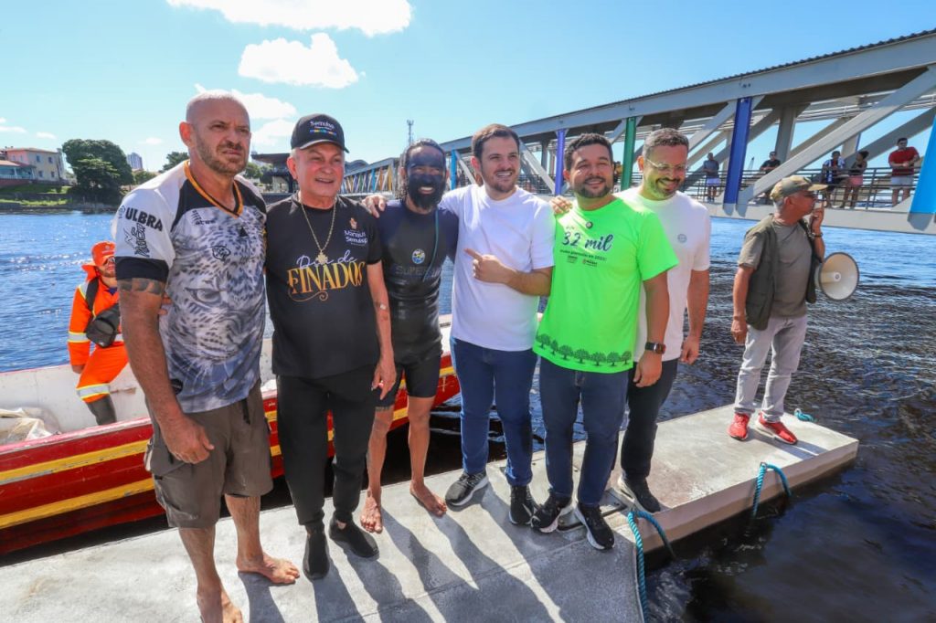 Prefeito Renato Junior recebe ‘Homem-Peixe’ no mirante