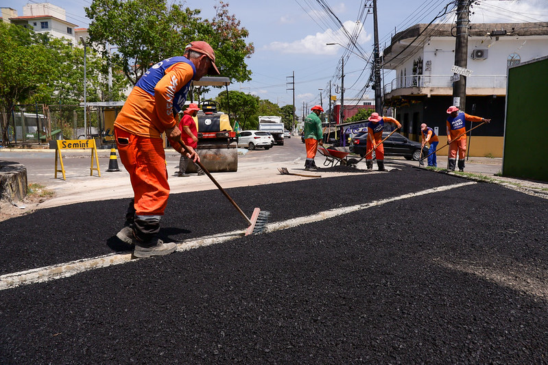 Manaus intensifica manutenção viária com 43 frentes de tapa-buracos e uso de microfresagem