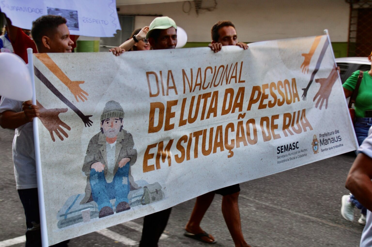 Prefeitura de Manaus realiza caminhada e atendimento no Centro Histórico para ampliar acesso da população em situação de rua