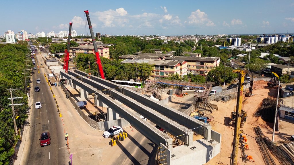 Manaus intensifica içamento de vigas no Complexo Viário Passarão para avançar obras do viaduto