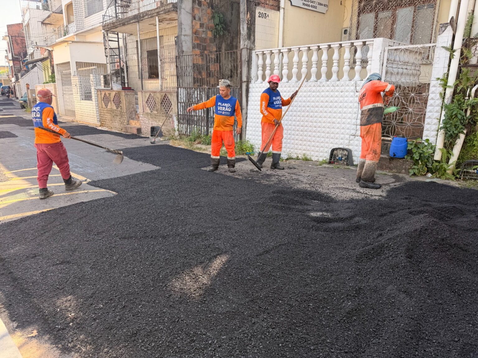 Prefeitura de Manaus executa recuperação asfáltica na rua Boa Vista em São Raimundo, zona Oeste, com aplicação de massa quente
