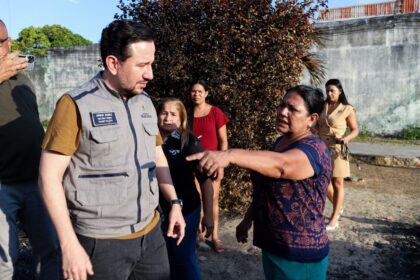 Incêndio em Manaus atinge três casas de madeira no beco Amazonas e mobiliza Prefeitura para atendimento