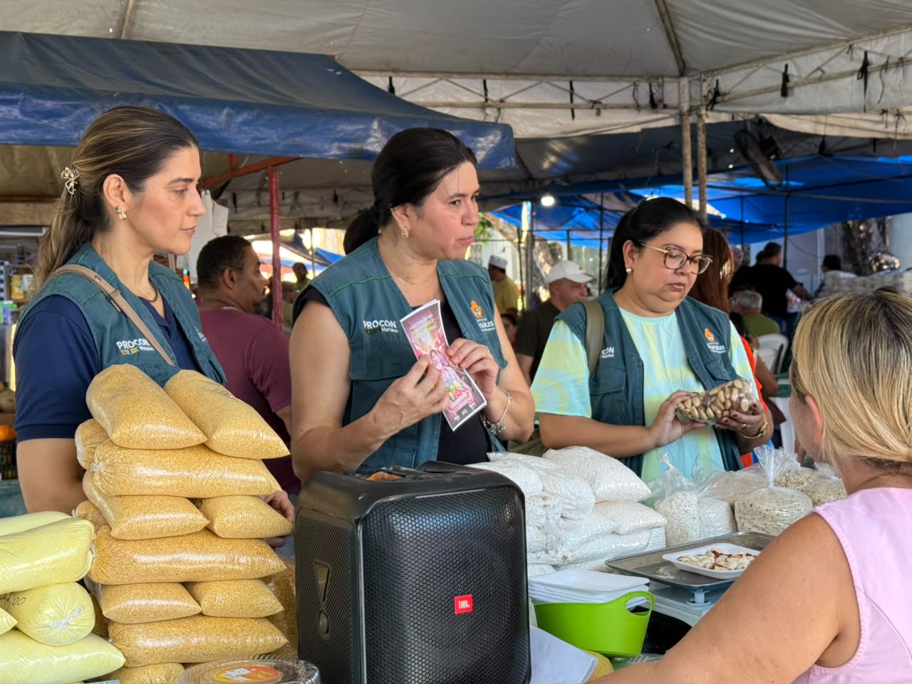 Procon Manaus e Semacc realizam primeira fiscalização conjunta na feira da Aparecida para orientar comerciantes e consumidores