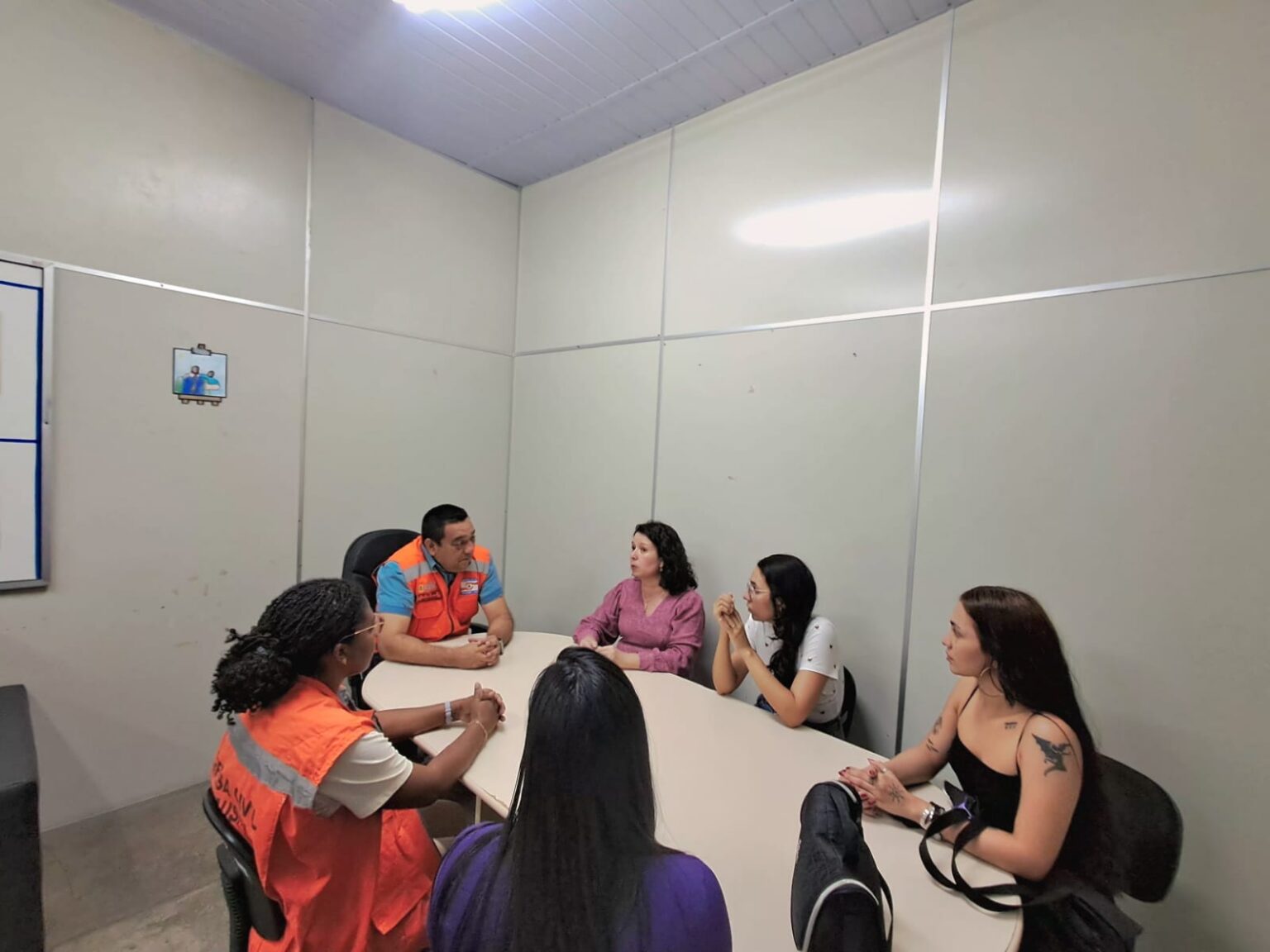 Defesa Civil de Manaus recebe estudantes do Ifam em visita técnica sobre monitoramento hidrológico e climático