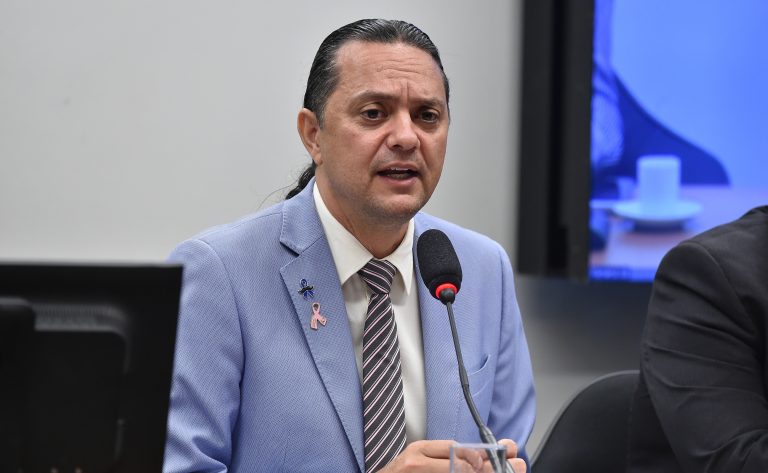Comissão da Câmara aprova regra que exige certidão de antecedentes criminais para cuidadores de pessoas idosas em contratos
