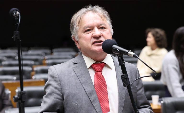 Câmara aprova projeto que exige placas informativas em obras públicas para ampliar transparência