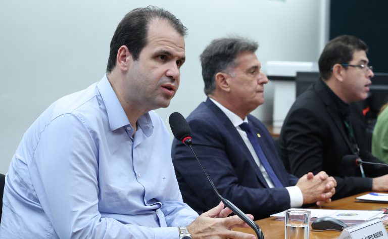 CCJ aprova projeto que obriga maternidades de referência a manter banco de leite humano em hospitais