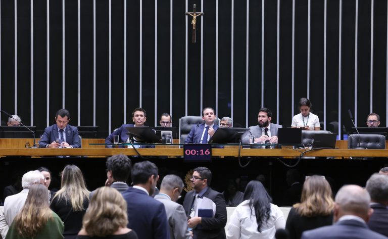Plenário da Câmara aprova regime de urgência para cinco projetos de lei sobre universidades e saúde