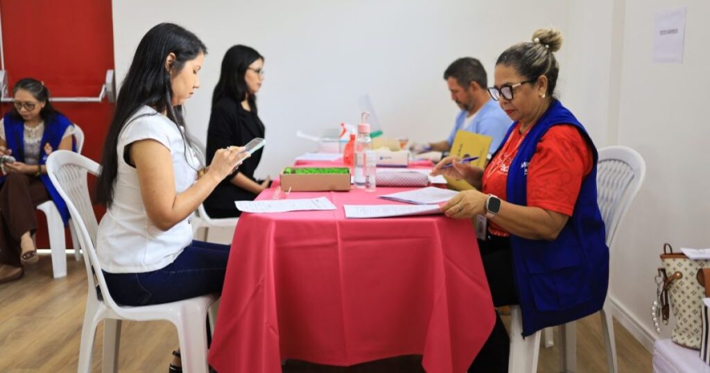 Servidoras da Seminf recebem vacinação, testes e atendimento médico em ação do Outubro Rosa