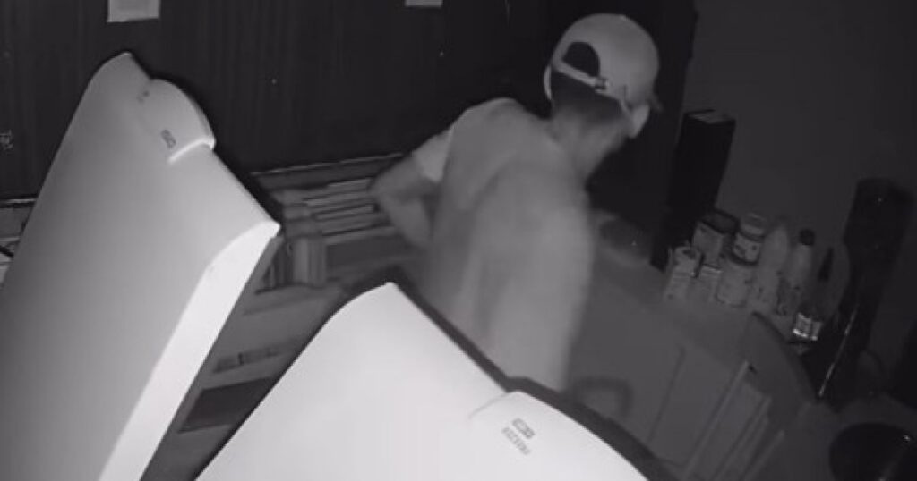 Homem vasculha ponto de sorvetes e recolhe itens antes de sair em Maués