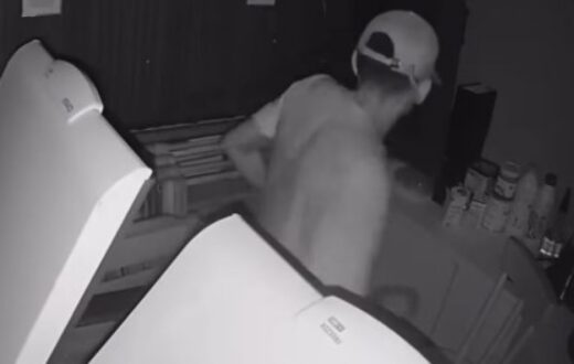 Homem vasculha ponto de sorvetes e recolhe itens antes de sair em Maués