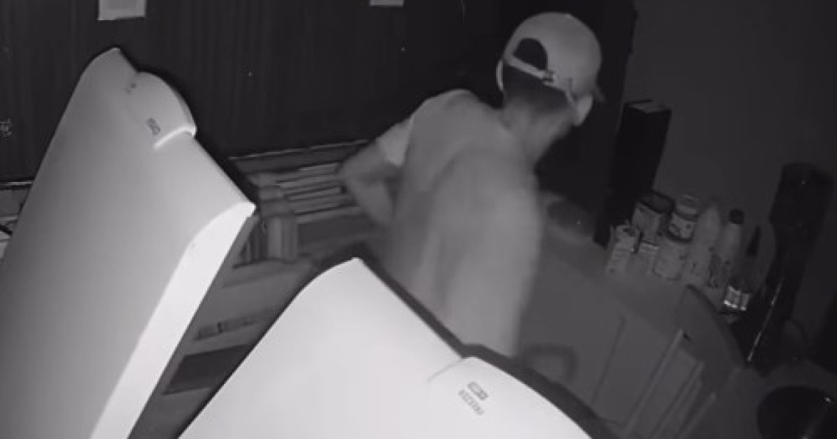 Homem vasculha ponto de sorvetes e recolhe itens antes de sair em Maués